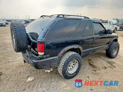 Trzecie zdjęcie samochodu z tyłu: 2002 CHEVROLET BLAZER VIN:1GNCT18W02K194224 - miniatura