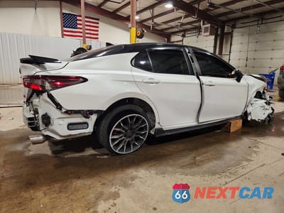 Trzecie zdjęcie samochodu z tyłu: 2024 TOYOTA CAMRY TRD VIN:4T1KZ1AK7RU100974 - miniatura