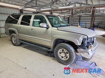 Czwarte zdjęcie samochodu z boku: 2001 CHEVROLET SUBURBAN K2500 VIN:3GNGK26G81G134932 - miniatura