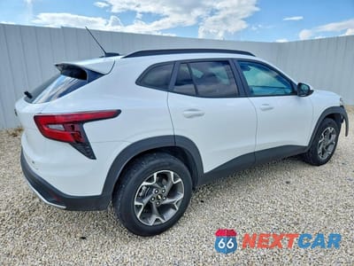 Trzecie zdjęcie samochodu z tyłu: 2026 CHEVROLET TRAX 1LT VIN:KL77LHEP4TC064441 - miniatura