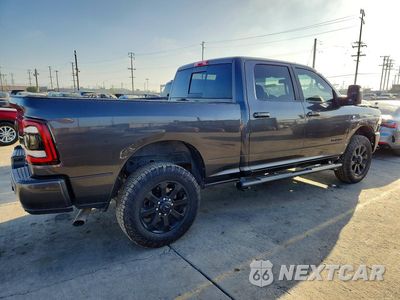 Trzecie zdjęcie samochodu z tyłu: 2023 RAM 2500 LARAMIE VIN:3C6UR5FJXPG518912 - miniatura