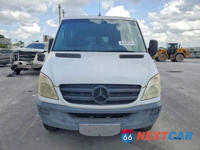 Piąte zdjęcie samochodu w środku: 2012 MERCEDES-BENZ SPRINTER 2500 DELIVERY VAN VIN:WD3PE7CC8C5701059 - miniatura