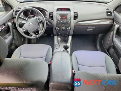 Zdjęcie 8 z 13 samochodu: 2013 KIA SORENTO LX VIN:5XYKT3A65DG339941 - miniatura