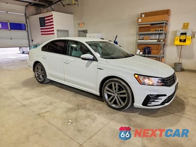 Czwarte zdjęcie samochodu z boku: 2018 VOLKSWAGEN PASSAT S VIN:1VWAA7A39JC008016 - miniatura