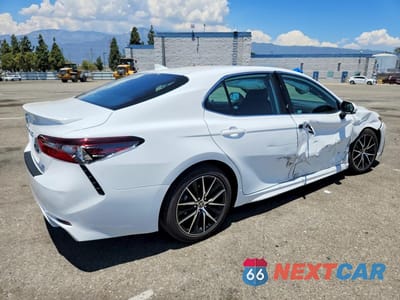 Trzecie zdjęcie samochodu z tyłu: 2023 TOYOTA CAMRY HYBRID SE VIN:4T1S31AK3PU605134 - miniatura