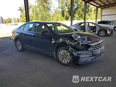 Czwarte zdjęcie samochodu z boku: 2019 VOLKSWAGEN JETTA S VIN:3VWN57BU0KM101794 - miniatura