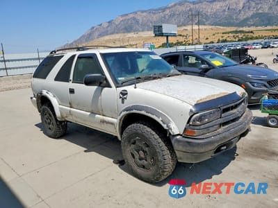 Czwarte zdjęcie samochodu z boku: 2001 CHEVROLET BLAZER VIN:1GNCT18WX1K163836 - miniatura
