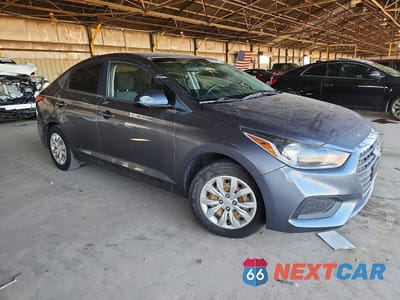 Czwarte zdjęcie samochodu z boku: 2018 HYUNDAI ACCENT SE VIN:3KPC24A31JE015610 - miniatura