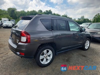 Trzecie zdjęcie samochodu z tyłu: 2017 JEEP COMPASS LATITUDE VIN:1C4NJDEB5HD210277 - miniatura