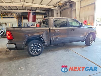 Trzecie zdjęcie samochodu z tyłu: 2026 RAM 1500 LARAMIE VIN:3C6SRFJP8T4169947 - miniatura
