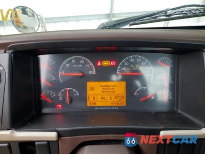 Zdjęcie 9 z 13 samochodu: 2014 VOLVO VNM SEMI TRUCK VIN:4V4M19EG2EN182520 - miniatura