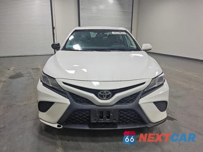 Piąte zdjęcie samochodu w środku: 2018 TOYOTA CAMRY SE VIN:4T1B11HK6JU602232 - miniatura