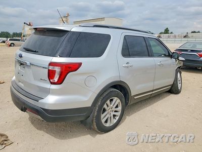 Trzecie zdjęcie samochodu z tyłu: 2019 FORD EXPLORER XLT VIN:1FM5K8D81KGA86763 - miniatura