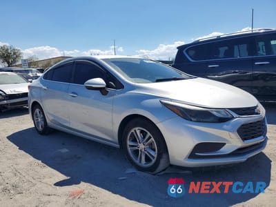 Czwarte zdjęcie samochodu z boku: 2018 CHEVROLET CRUZE LT VIN:1G1BE5SM8J7184547 - miniatura