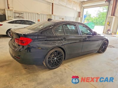 Trzecie zdjęcie samochodu z tyłu: 2016 BMW 320 XI VIN:WBA8E5G5XGNT41497 - miniatura