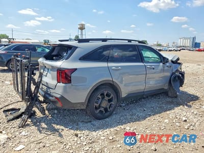 Trzecie zdjęcie samochodu z tyłu: 2024 KIA SORENTO X-LINE EX VIN:5XYRHDJF5RG261576 - miniatura