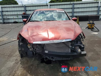 Piąte zdjęcie samochodu w środku: 2013 CHRYSLER 200 LX VIN:1C3CCBAB2DN697880 - miniatura