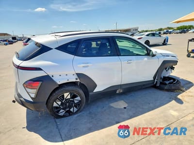 Trzecie zdjęcie samochodu z tyłu: 2025 HYUNDAI KONA SEL VIN:KM8HBCAB6SU288970 - miniatura