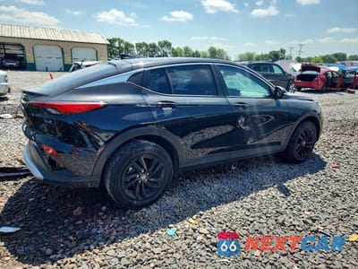 Trzecie zdjęcie samochodu z tyłu: 2024 BUICK ENVISTA PREFERRED VIN:KL47LAE28RB119285 - miniatura