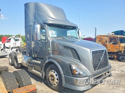 Czwarte zdjęcie samochodu z boku: 2014 VOLVO VNL SEMI TRUCK VIN:4V4NC9EH9EN173286 - miniatura