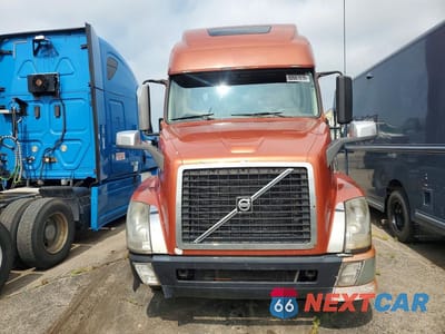 Piąte zdjęcie samochodu w środku: 2013 VOLVO VNL SEMI TRUCK VIN:4V4NC9EG9DN560328 - miniatura