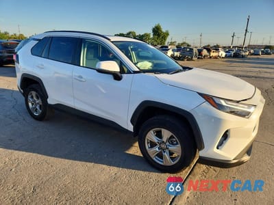 Czwarte zdjęcie samochodu z boku: 2024 TOYOTA RAV4 XLE VIN:2T3W1RFV4RC268574 - miniatura