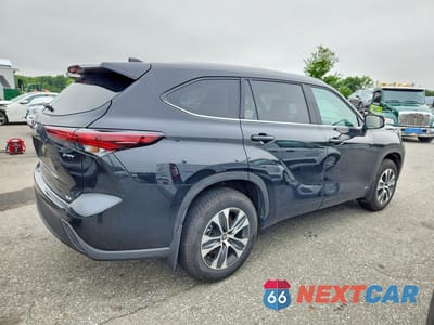 Trzecie zdjęcie samochodu z tyłu: 2026 TOYOTA HIGHLANDER HYBRID XLE VIN:5TDKBRCH0TS702197 - miniatura