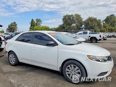 Czwarte zdjęcie samochodu z boku: 2013 KIA FORTE EX VIN:KNAFU4A28D5740990 - miniatura
