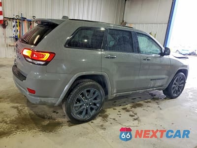 Trzecie zdjęcie samochodu z tyłu: 2021 JEEP GRAND CHEROKEE LAREDO VIN:1C4RJFAG7MC615569 - miniatura