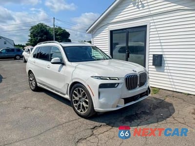 Czwarte zdjęcie samochodu z boku: 2025 BMW X7 XDRIVE40I VIN:5UX23EM0XS9X97121 - miniatura