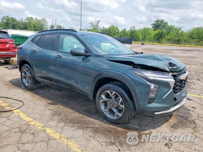 Czwarte zdjęcie samochodu z boku: 2025 CHEVROLET TRAX 1LT VIN:KL77LHEP2SC220250 - miniatura