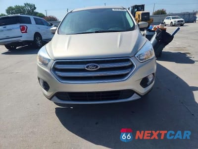 Piąte zdjęcie samochodu w środku: 2017 FORD ESCAPE SE VIN:1FMCU0GD6HUE22770 - miniatura