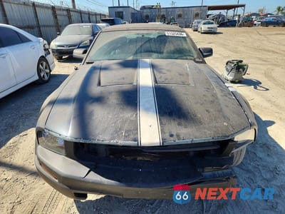 Piąte zdjęcie samochodu w środku: 2005 FORD MUSTANG VIN:1ZVFT84N255237246 - miniatura