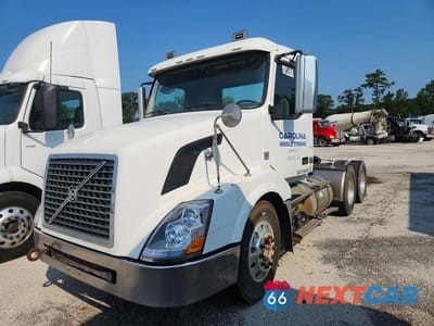 2011 VOLVO VNL SEMI TRUCK 4V4NC9EJ7BN292629 - główne zdjęcie licytacji z USA - miniatura