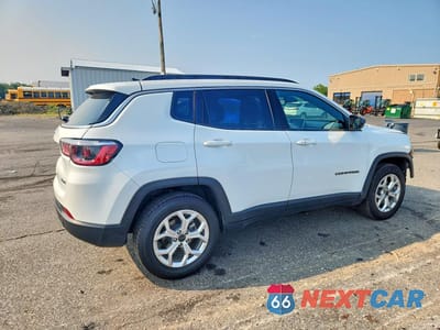 Trzecie zdjęcie samochodu z tyłu: 2025 JEEP COMPASS LATITUDE VIN:3C4NJDBN7ST522486 - miniatura