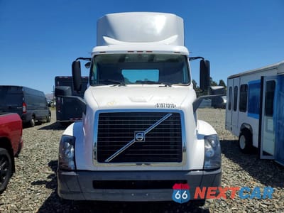 Piąte zdjęcie samochodu w środku: 2018 VOLVO VNL SEMI TRUCK VIN:4V4N39TG8JN892467 - miniatura