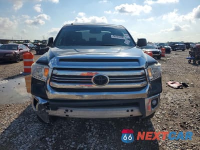 Piąte zdjęcie samochodu w środku: 2017 TOYOTA TUNDRA CREWMAX SR5 VIN:5TFEM5F19HX122141 - miniatura