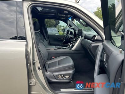 Piąte zdjęcie samochodu w środku: 2023 LEXUS LX 600 PREMIUM VIN:JTJAB7CX1P4024534 - miniatura