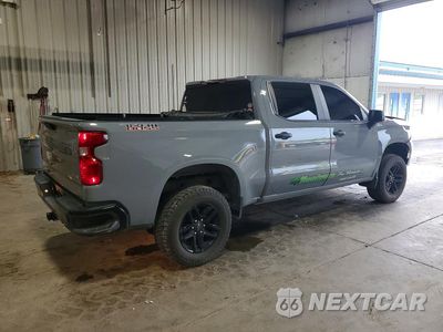 Trzecie zdjęcie samochodu z tyłu: 2024 CHEVROLET SILVERADO K1500 TRAIL BOSS CUSTOM VIN:3GCUDCED9RG248498 - miniatura