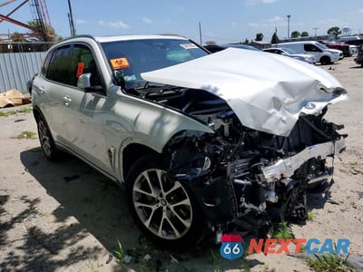 Czwarte zdjęcie samochodu z boku: 2025 BMW X5 XDRIVE50E VIN:5UX43EU07S9X70631 - miniatura