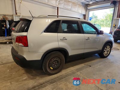 Trzecie zdjęcie samochodu z tyłu: 2011 KIA SORENTO EX VIN:5XYKUDA28BG061193 - miniatura