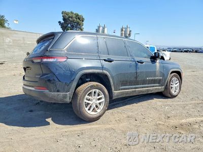 Trzecie zdjęcie samochodu z tyłu: 2025 JEEP GRAND CHEROKEE LAREDO VIN:1C4RJGAGXS8804884 - miniatura