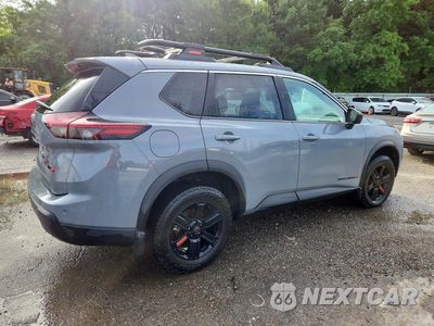 Trzecie zdjęcie samochodu z tyłu: 2025 NISSAN ROGUE ROCK CREEK VIN:5N1BT3BB0SC788694 - miniatura