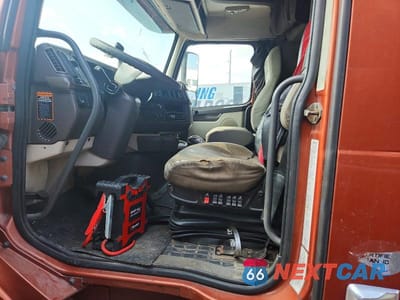 Zdjęcie 7 z 13 samochodu: 2013 VOLVO VNL SEMI TRUCK VIN:4V4NC9EG9DN560328 - miniatura