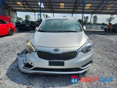 Piąte zdjęcie samochodu w środku: 2016 KIA FORTE LX VIN:KNAFX4A65G5446252 - miniatura
