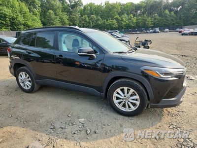 Czwarte zdjęcie samochodu z boku: 2022 TOYOTA COROLLA CROSS LE VIN:7MUCAAAG5NV001585 - miniatura