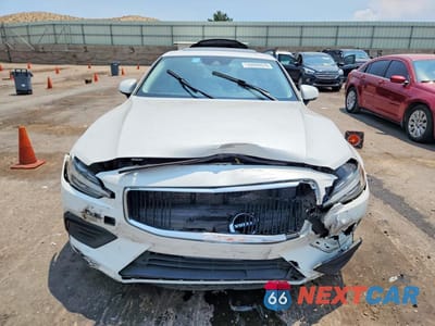Piąte zdjęcie samochodu w środku: 2019 VOLVO S60 T5 MOMENTUM VIN:7JR102FK2KG014602 - miniatura