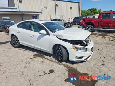Czwarte zdjęcie samochodu z boku: 2017 VOLVO S60 VIN:YV126MFL8H2423631 - miniatura