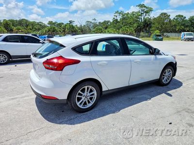 Trzecie zdjęcie samochodu z tyłu: 2018 FORD FOCUS SE VIN:1FADP3K2XJL237405 - miniatura