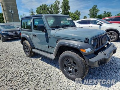 Czwarte zdjęcie samochodu z boku: 2025 JEEP WRANGLER SPORT VIN:1C4PJXAN0SW542505 - miniatura